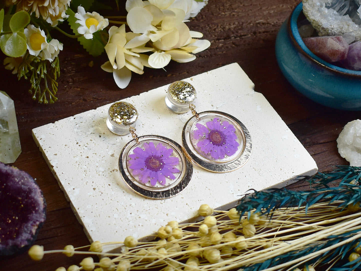 Brokatowe tunele do uszu 10-30mm z zawieszkami | Suszone stokrotki | Para Spirit Of Copper