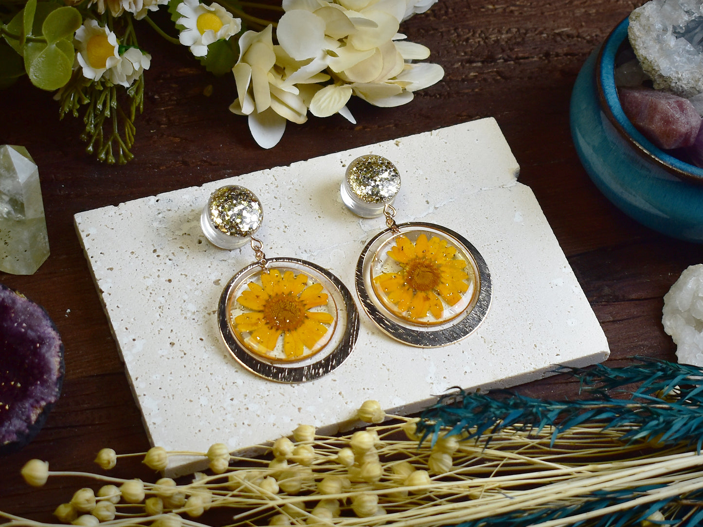 Brokatowe tunele do uszu 10-30mm z zawieszkami | Suszone stokrotki | Para Spirit Of Copper