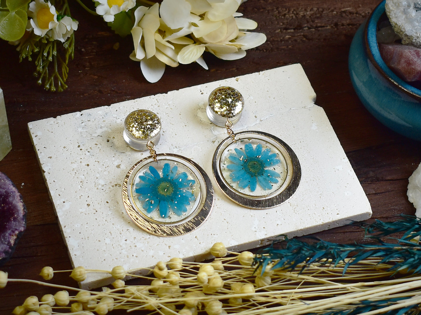 Brokatowe tunele do uszu 10-30mm z zawieszkami | Suszone stokrotki | Para Spirit Of Copper