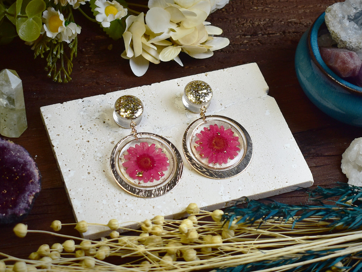 Brokatowe tunele do uszu 10-30mm z zawieszkami | Suszone stokrotki | Para Spirit Of Copper