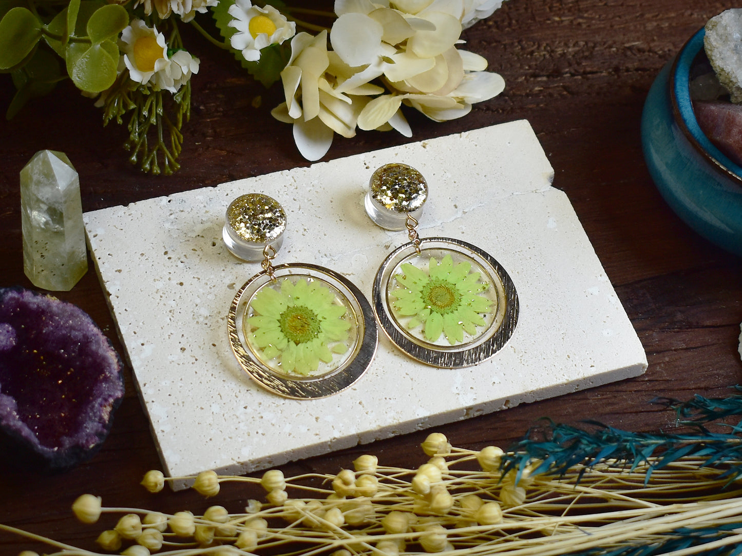 Brokatowe tunele do uszu 10-30mm z zawieszkami | Suszone stokrotki | Para Spirit Of Copper