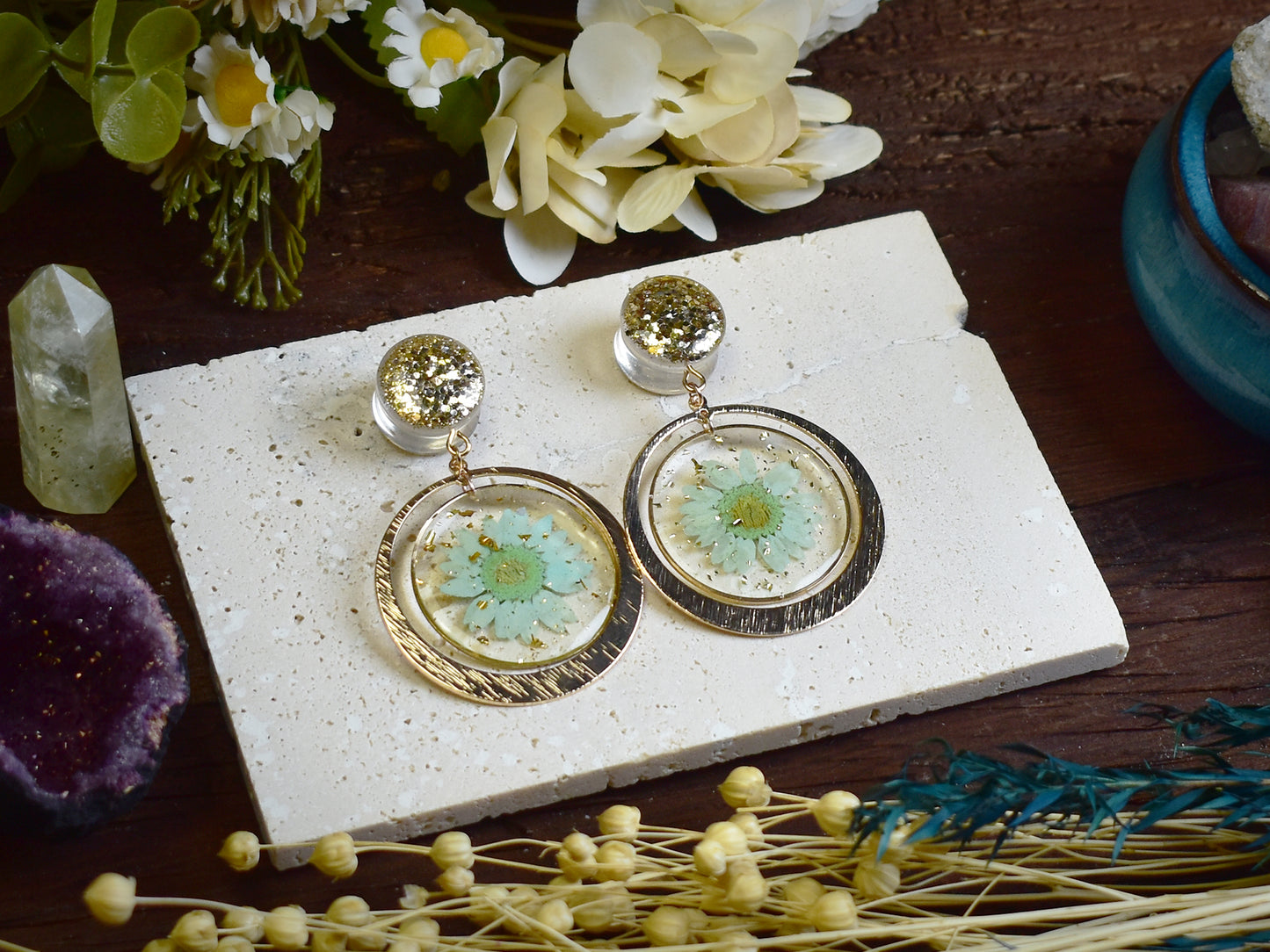 Brokatowe tunele do uszu 10-30mm z zawieszkami | Suszone stokrotki | Para Spirit Of Copper