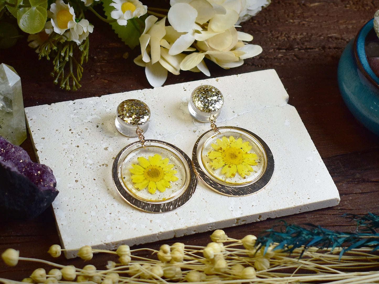 Brokatowe tunele do uszu 10-30mm z zawieszkami | Suszone stokrotki | Para Spirit Of Copper