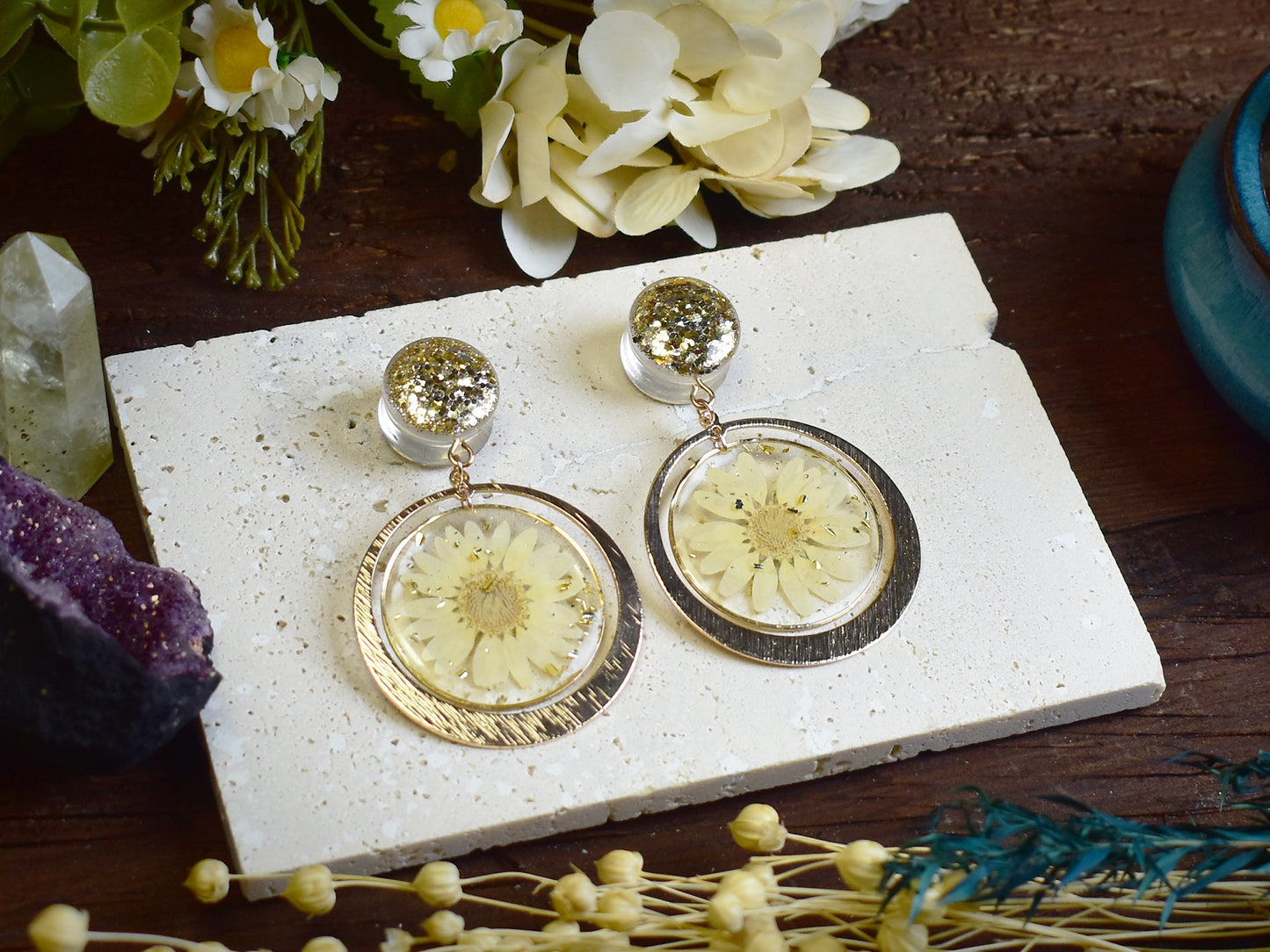 Brokatowe tunele do uszu 10-30mm z zawieszkami | Suszone stokrotki | Para Spirit Of Copper