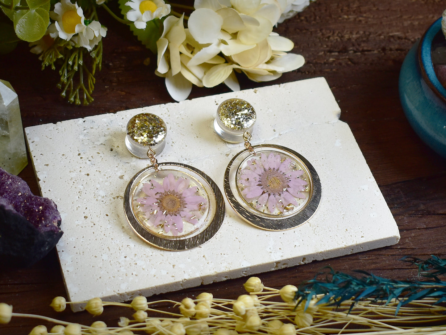 Brokatowe tunele do uszu 10-30mm z zawieszkami | Suszone stokrotki | Para Spirit Of Copper