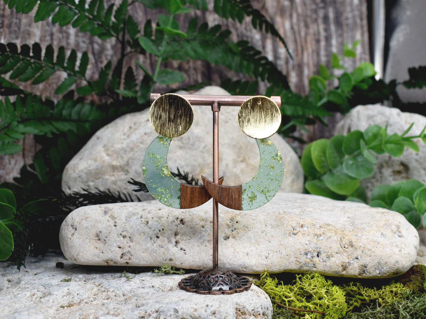 Wiszące kolczyki z zawieszką z drewna i żywicy - księżyc Spirit Of Copper