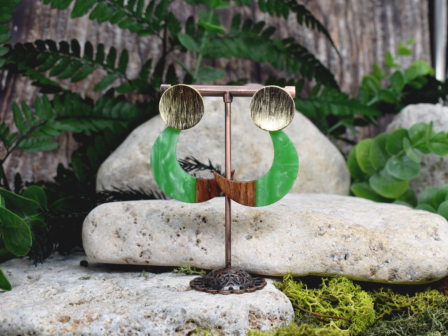 Wiszące kolczyki z zawieszką z drewna i żywicy - księżyc Spirit Of Copper