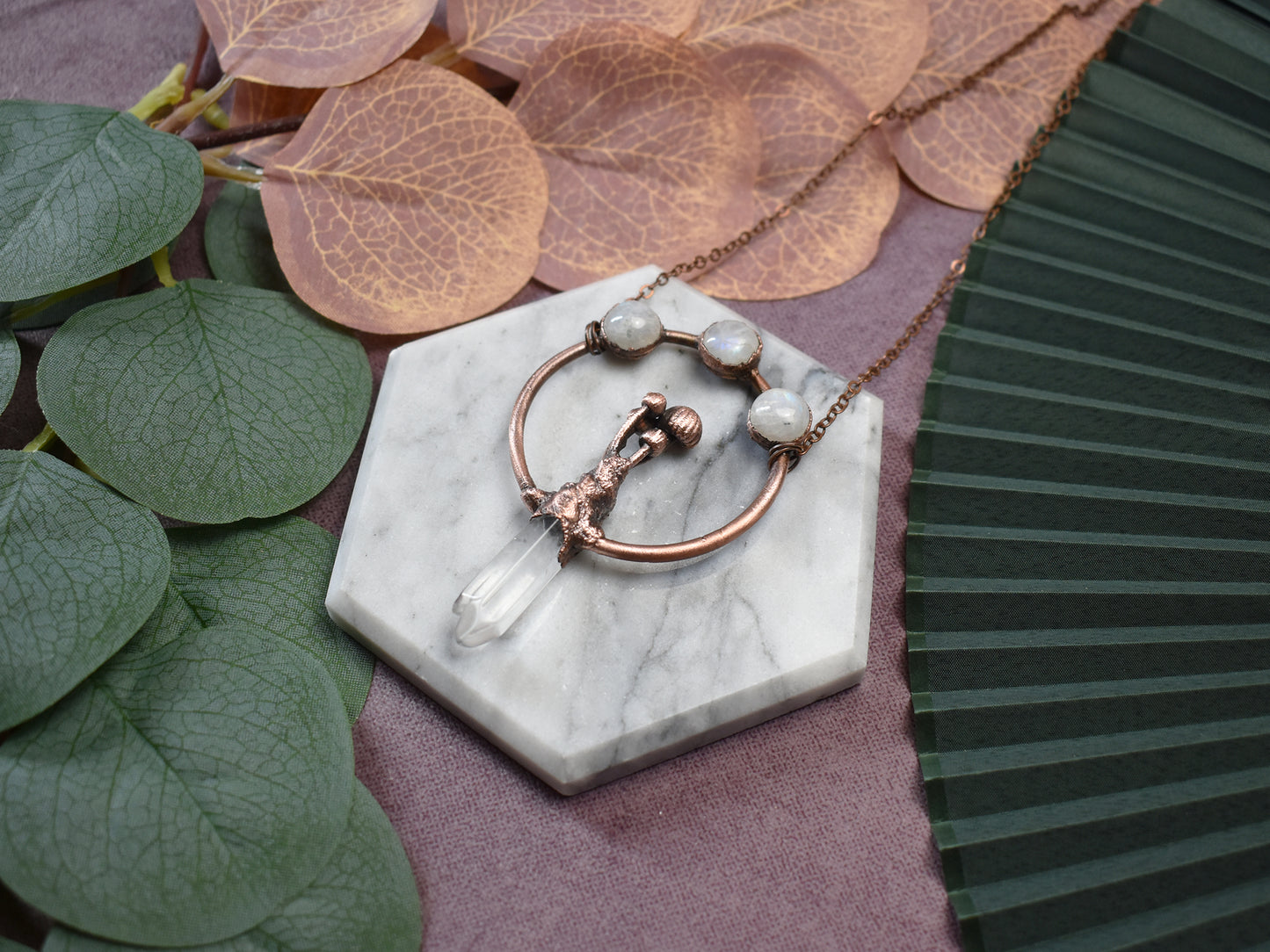 Miedziany wisiorek z grzybkami, kwarcem i kamieniami księżycowymi Spirit Of Copper