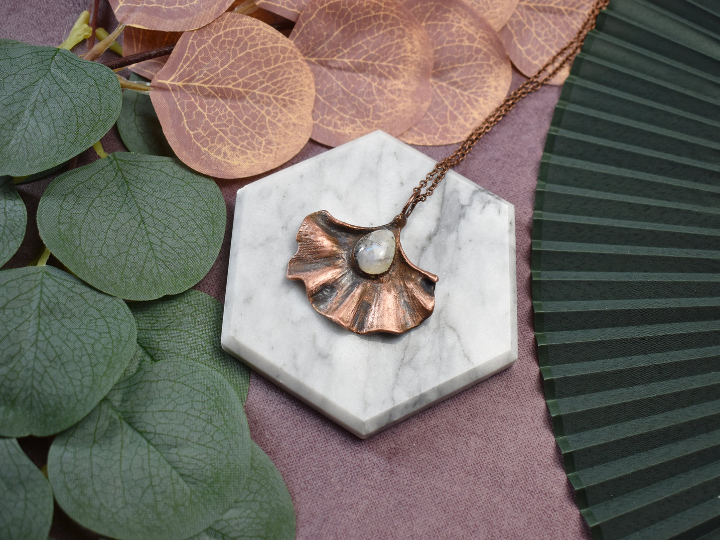 Miedziany wisior z kamieniem księżycowym – Liść Miłorzębu japońskiego Spirit Of Copper