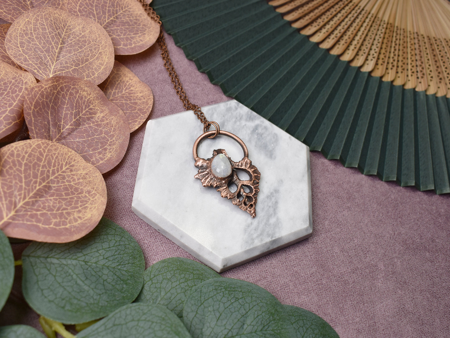 Miedziany wisior z kamieniem księżycowym i muszlą Skrzydlatego trytona Spirit Of Copper