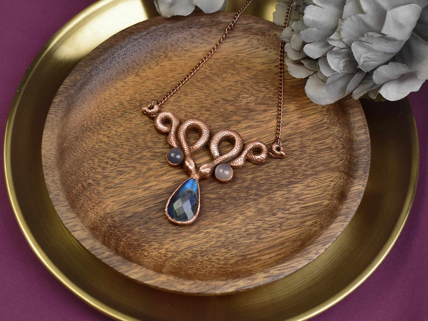 Miedziany naszyjnik z wężami, labradorytem i chalcedonem Spirit Of Copper
