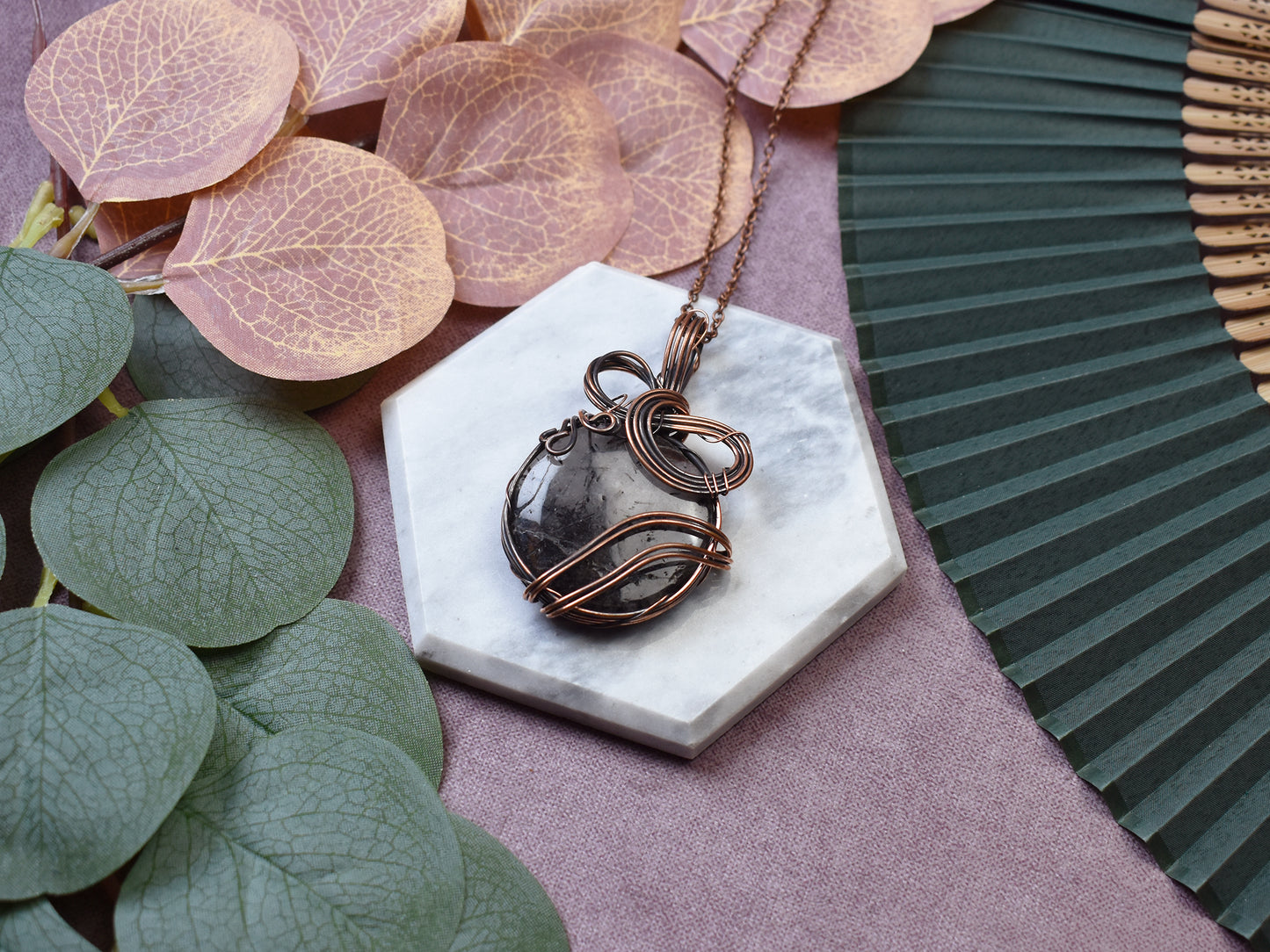 Miedziany wisiorek wire wrapping z kwarcem z rutylem Spirit Of Copper