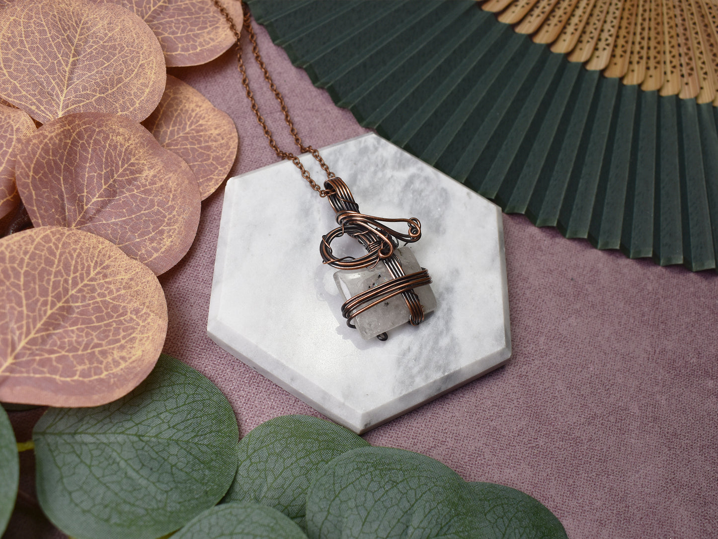 Miedziany wisiorek wire wrapping z kamieniem księżycowym Spirit Of Copper