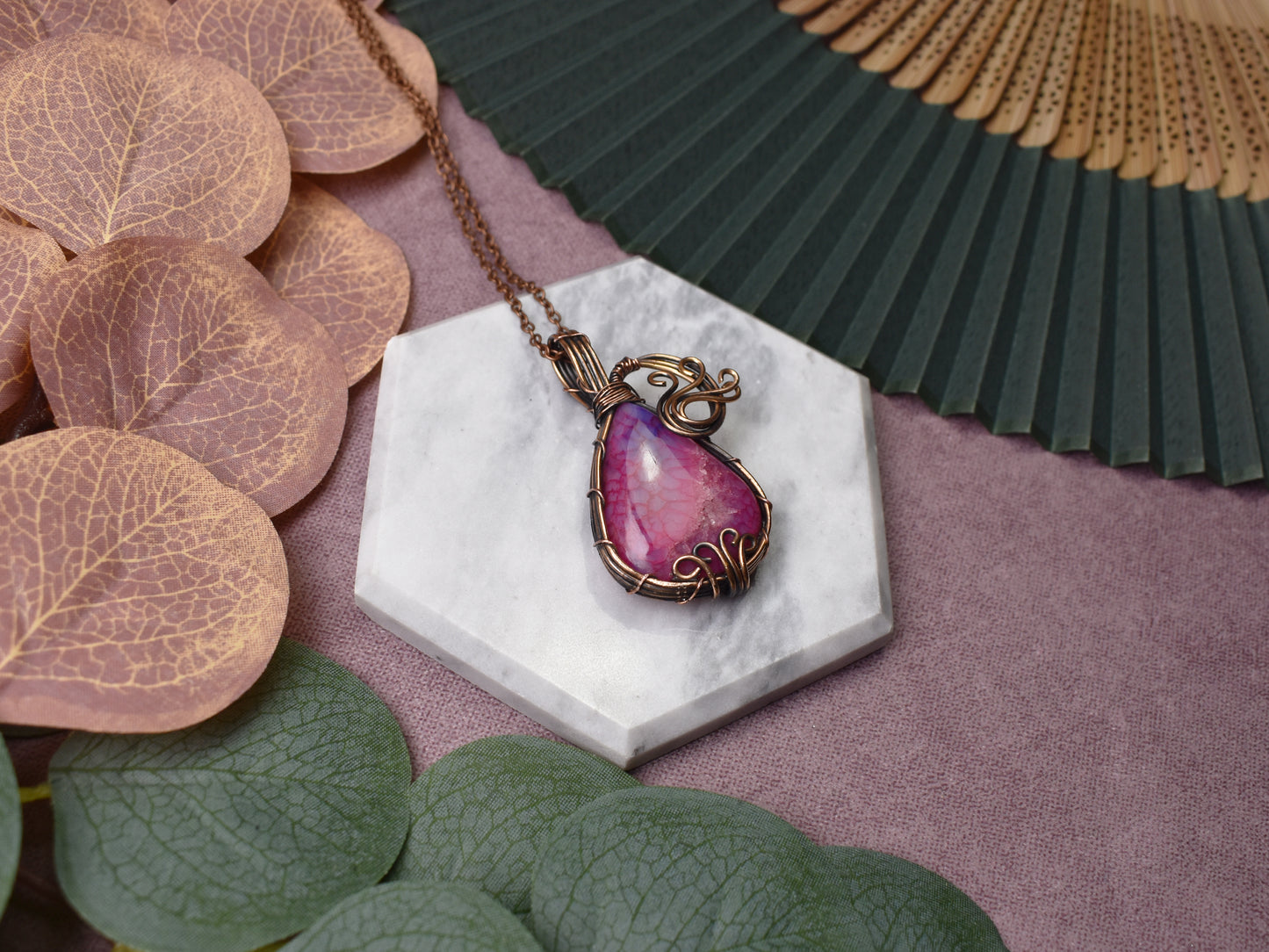 Miedziany wisiorek wire wrapping z różowym agatem Spirit Of Copper
