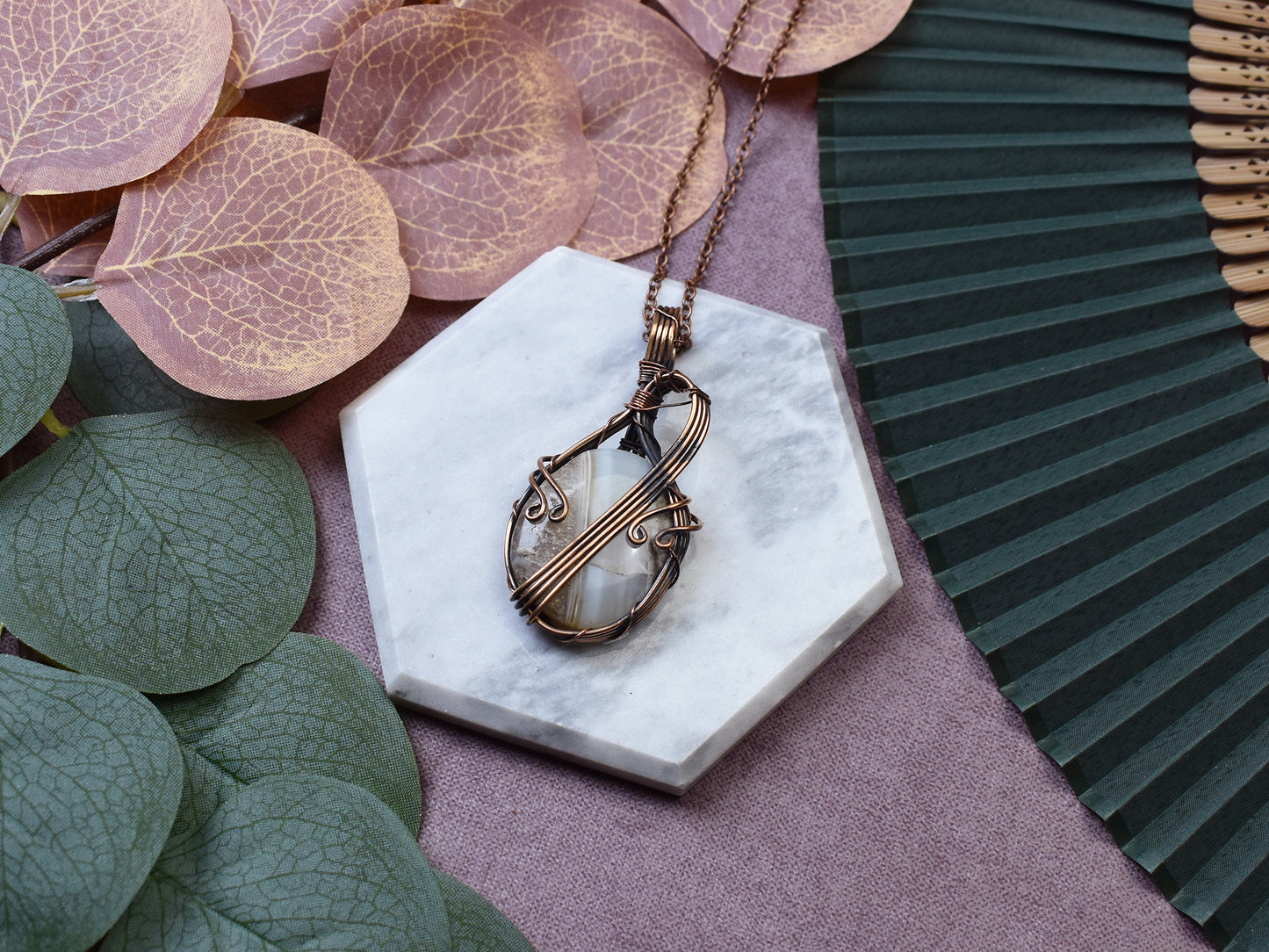 Miedziany wisiorek wire wrapping z agatem z Botswany Spirit Of Copper