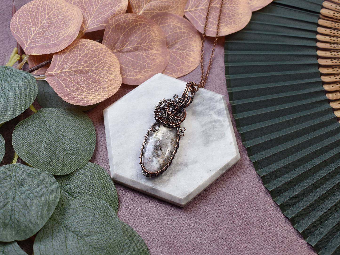 Miedziany wisiorek wire wrapping z opalem dendrytowym Spirit Of Copper