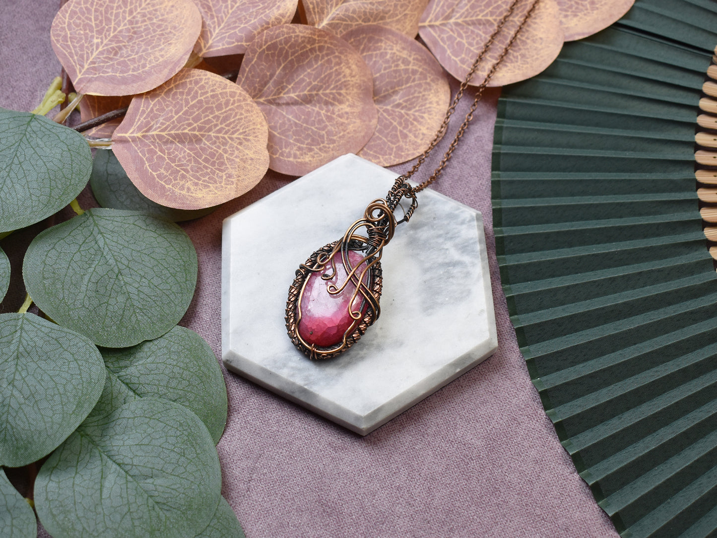 Miedziany wisiorek wire wrapping z różowym agatem Spirit Of Copper