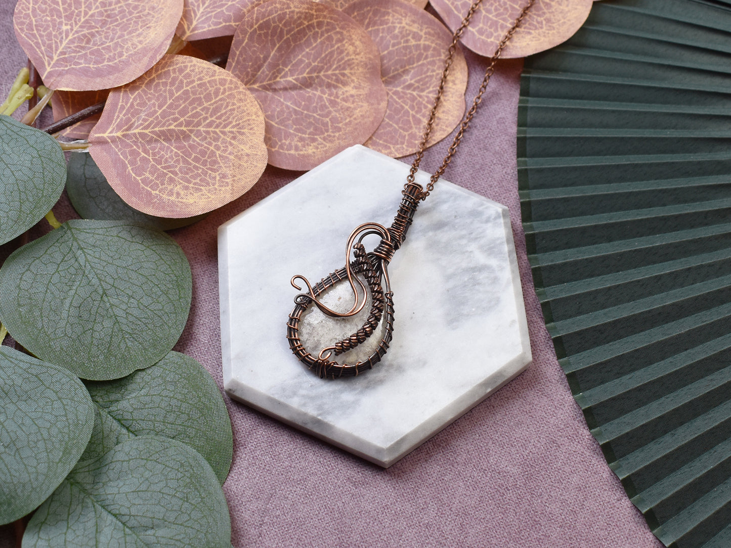 Miedziany wisiorek wire wrapping z białym kwarcem Spirit Of Copper