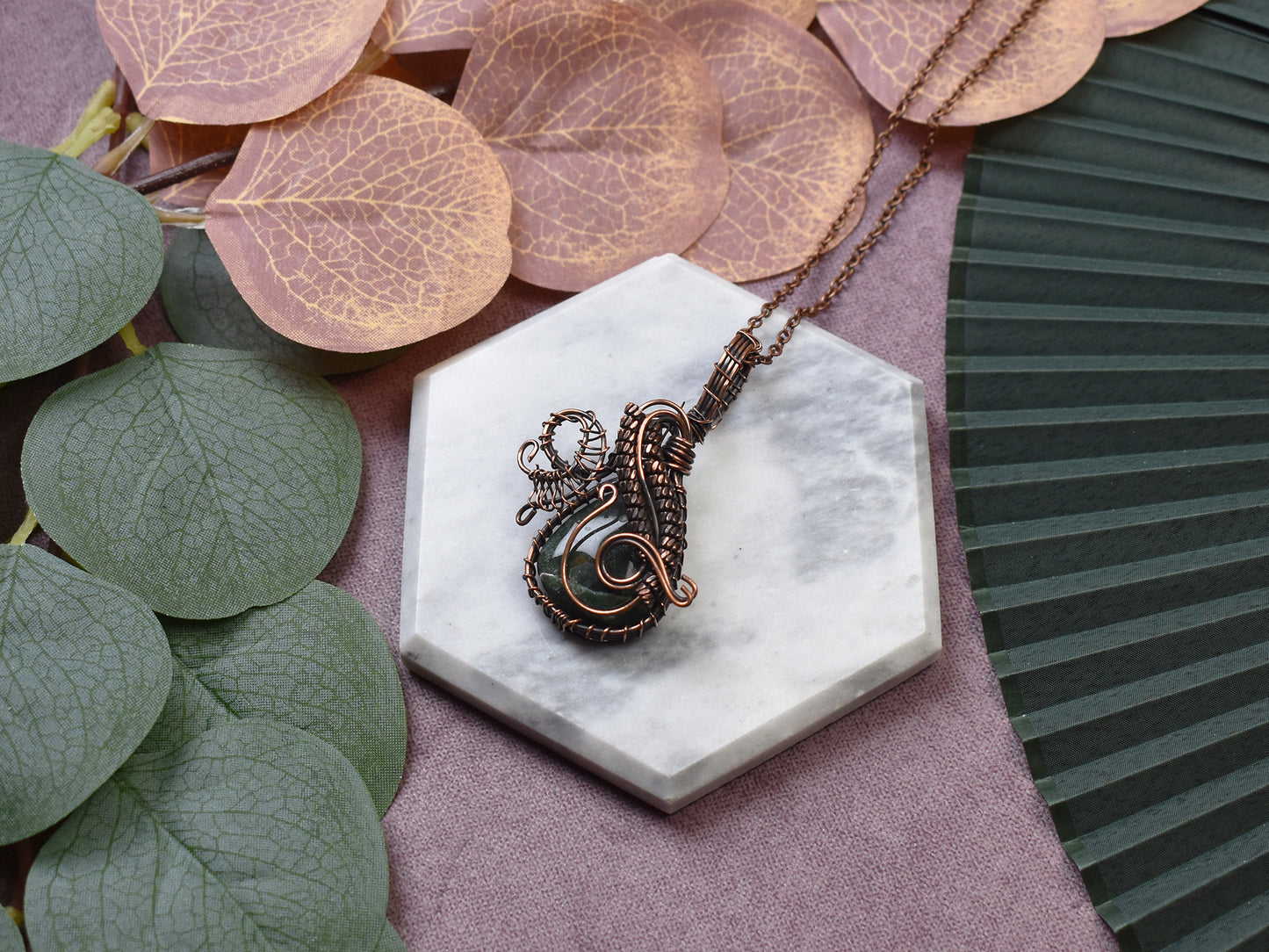 Miedziany wisiorek wire wrapping z zielonym onyksem Spirit Of Copper