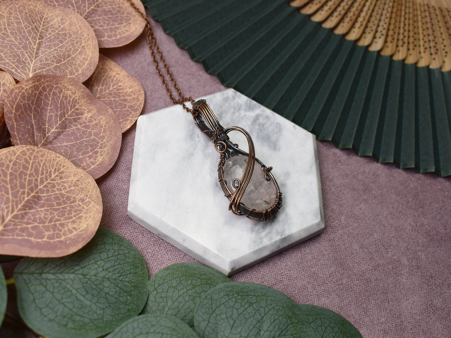 Miedziany wisiorek wire wrapping z różowym kwarcem Spirit Of Copper