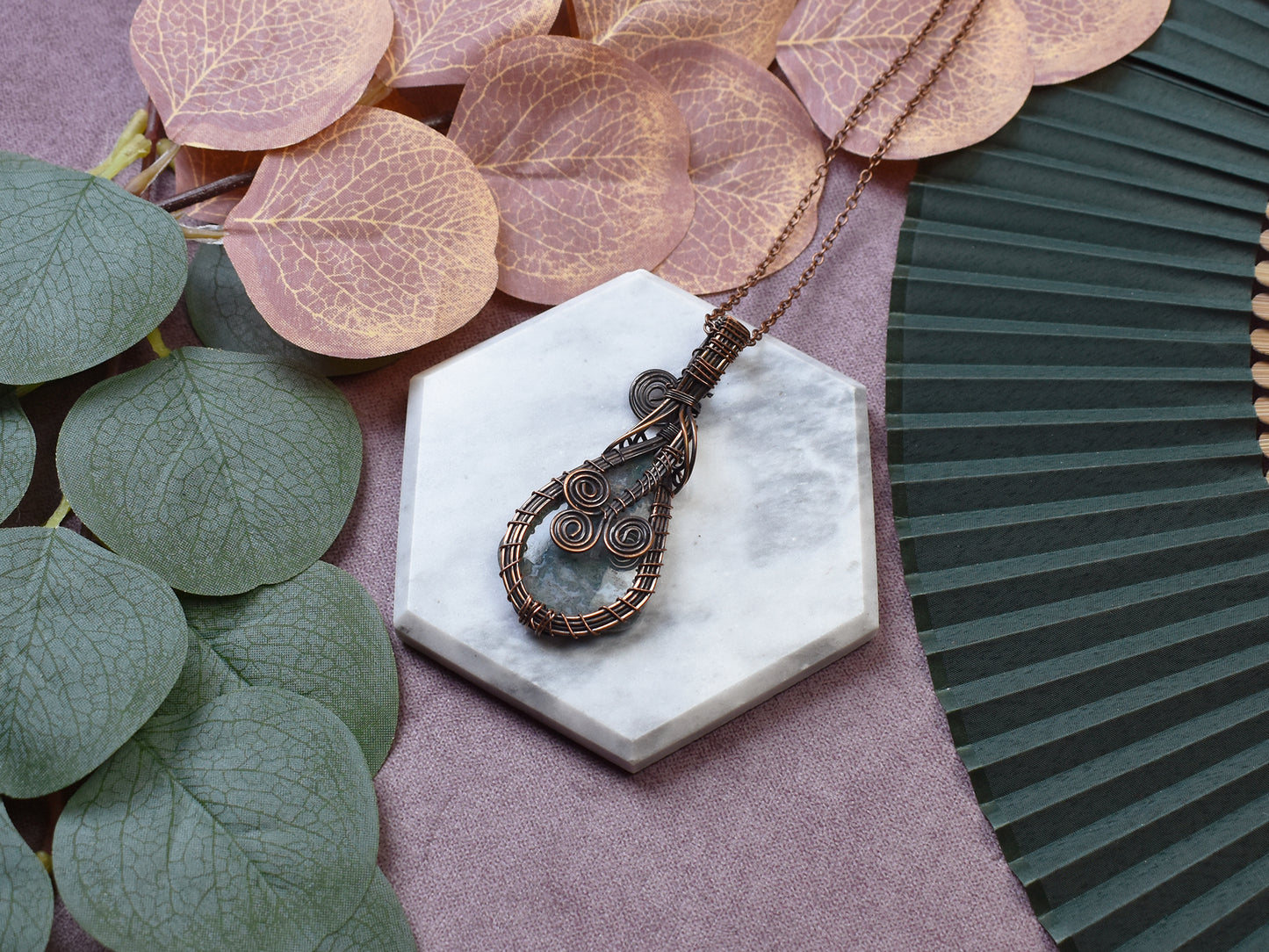 Miedziany wisiorek wire wrapping z agatem mszystym Spirit Of Copper