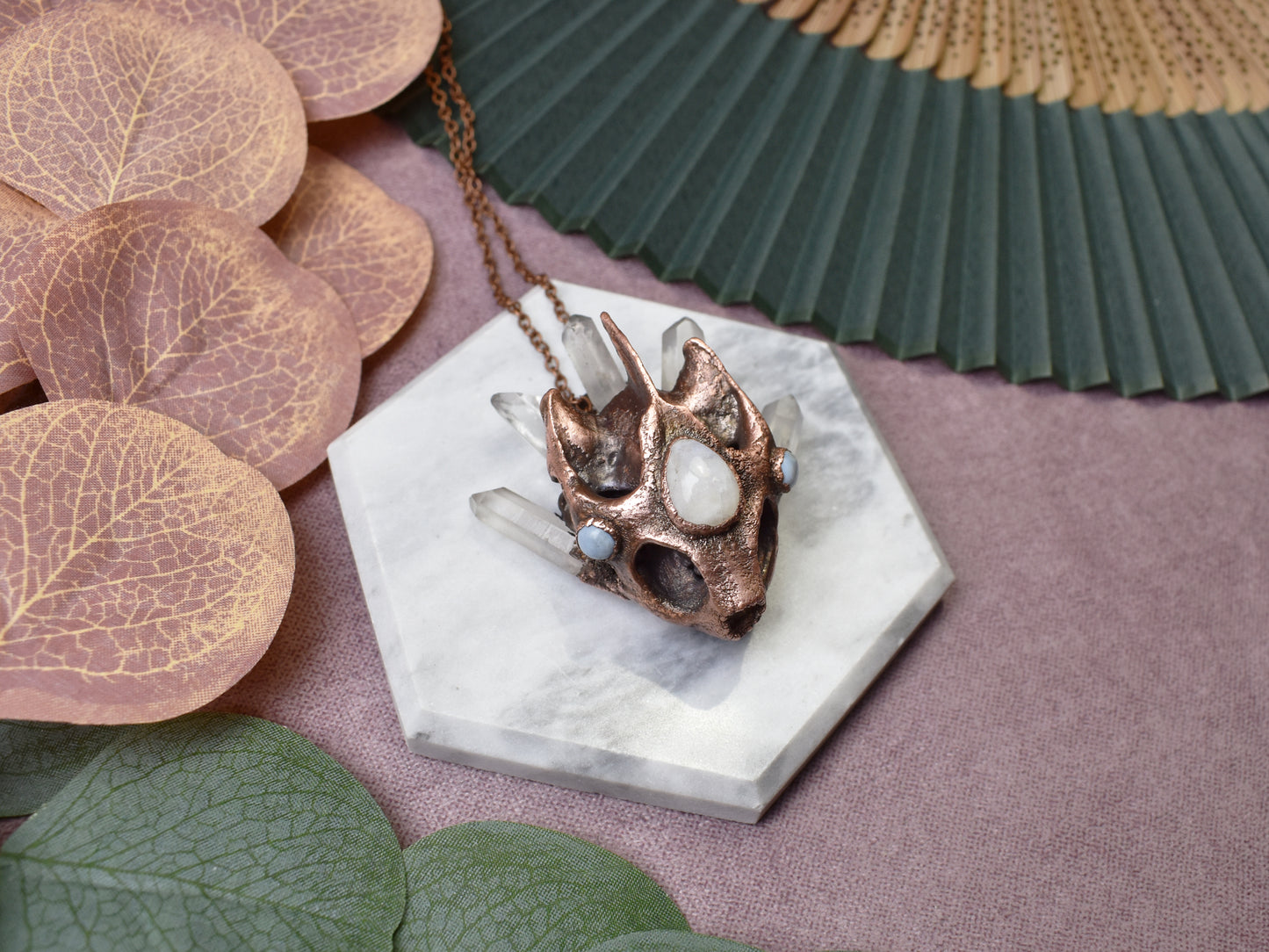 Miedziany wisior czaszka żółwia z kwarcem, niebieskim opalem i kamieniem księżycowym Spirit Of Copper