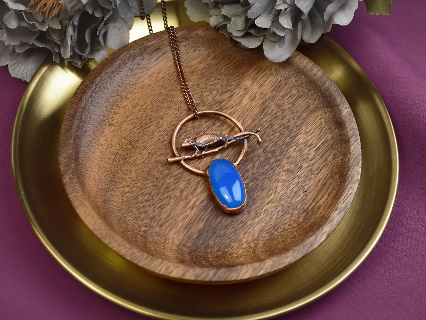 Miedziany wisiorek z niebieskim chalcedonem i kameleonem Spirit Of Copper