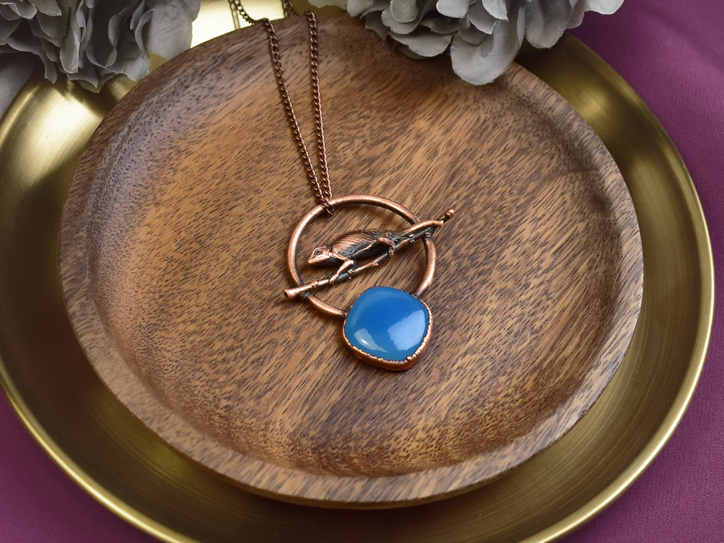 Miedziany wisiorek z niebieskim chalcedonem i kameleonem Spirit Of Copper