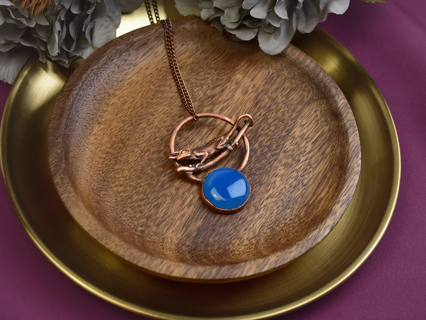 Miedziany wisiorek z niebieskim chalcedonem i kameleonem Spirit Of Copper