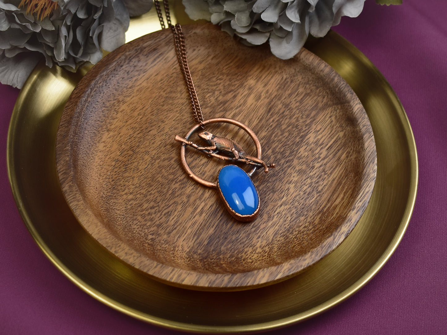 Miedziany wisiorek z niebieskim chalcedonem i kameleonem Spirit Of Copper