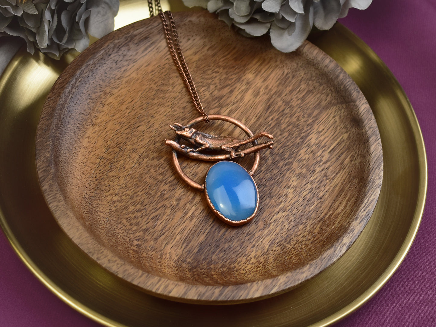 Miedziany wisiorek z niebieskim chalcedonem i kameleonem Spirit Of Copper