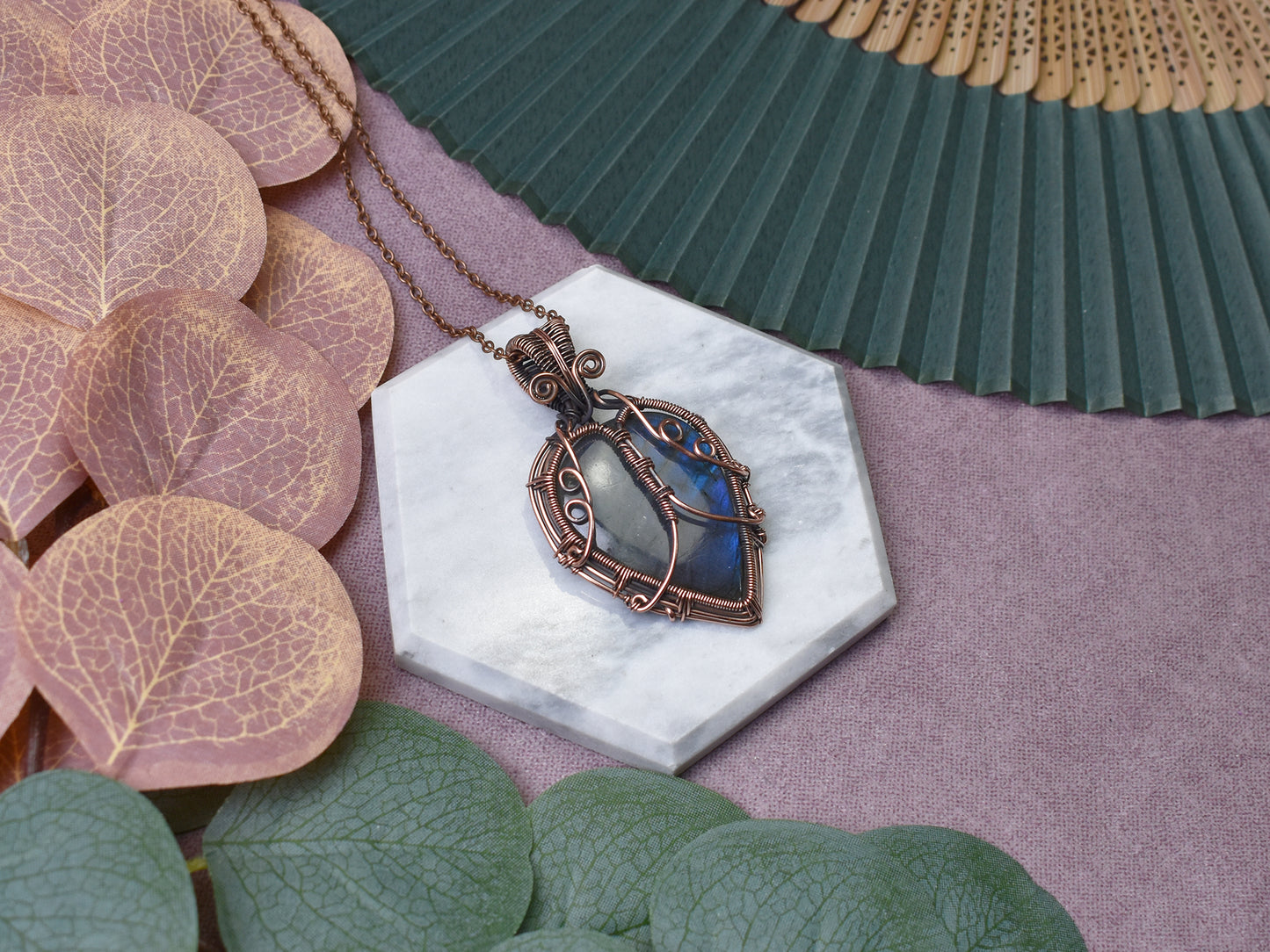 Miedziany wisiorek wire wrapping z labradorytem Spirit Of Copper