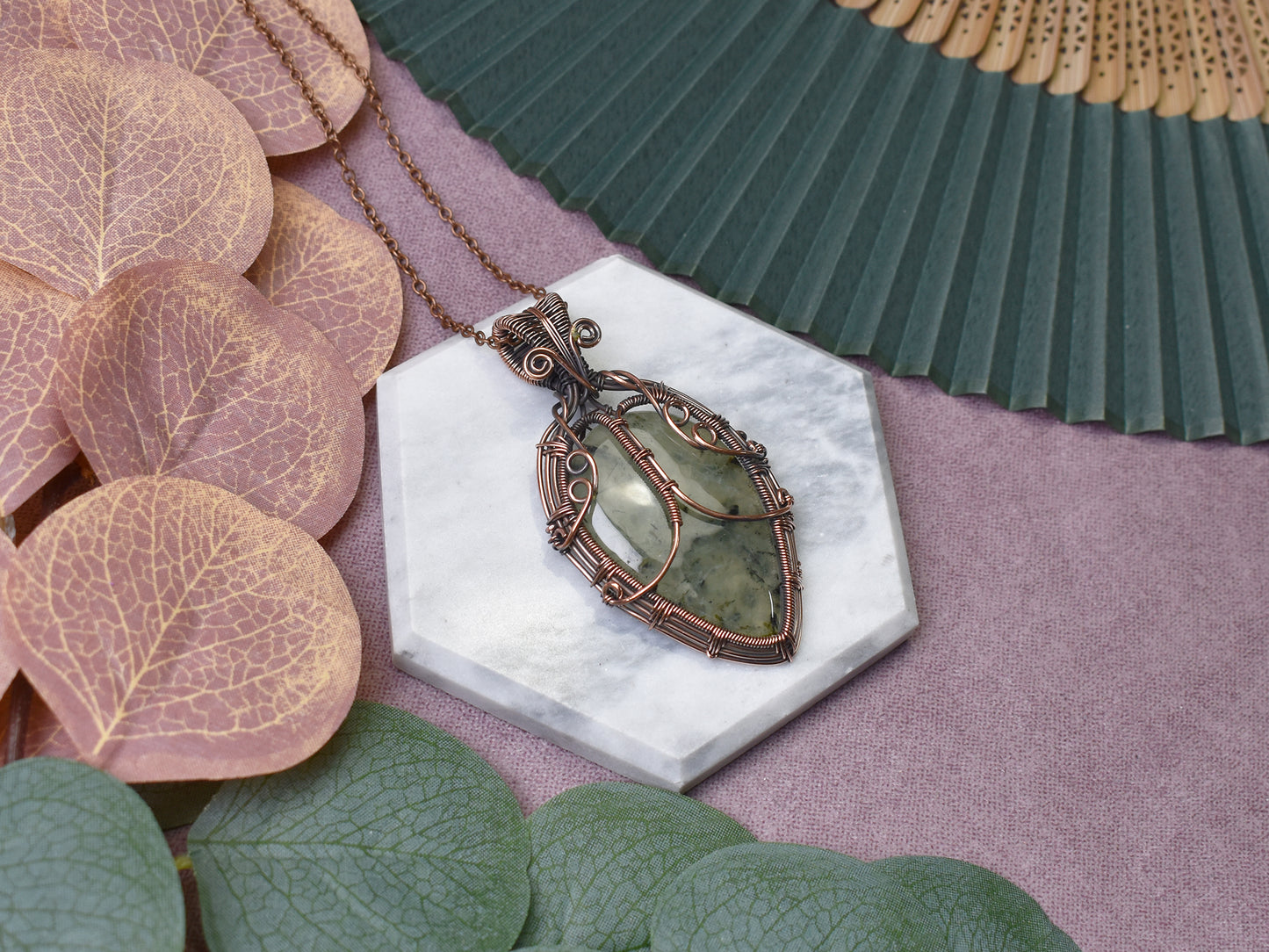Miedziany wisiorek wire wrapping z prehnitem Spirit Of Copper