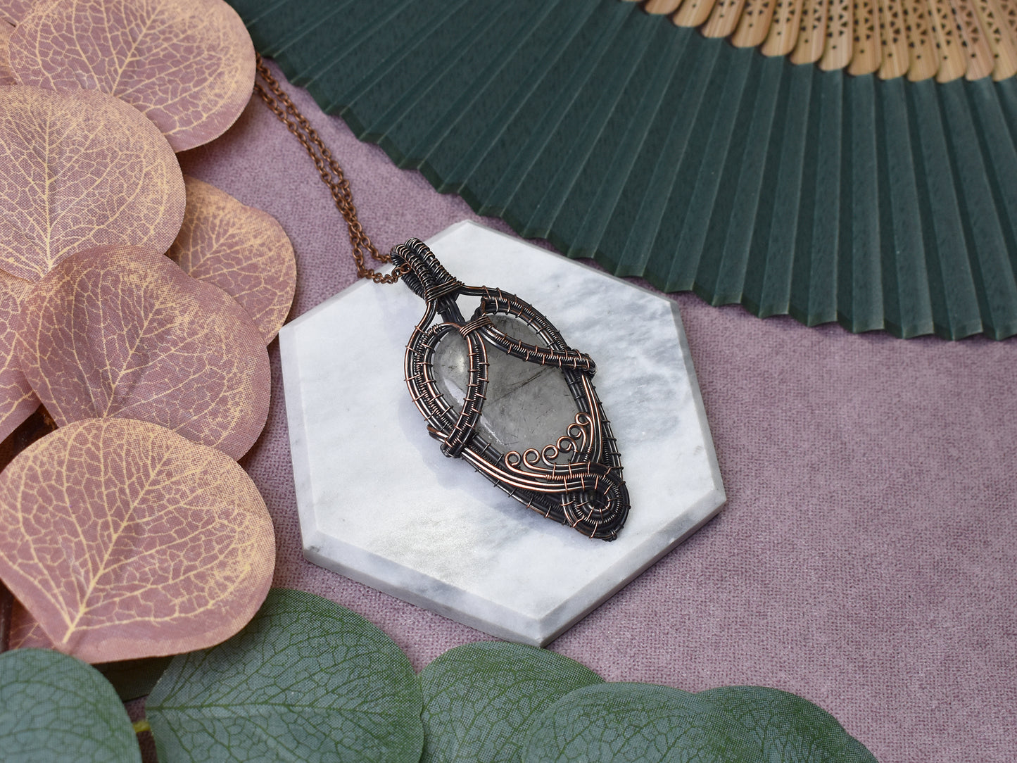 Miedziany wisiorek wire wrapping z kwarcem z rutylem Spirit Of Copper