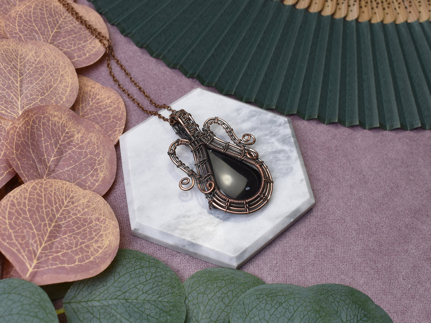 Miedziany wisiorek wire wrapping z onyksem Spirit Of Copper