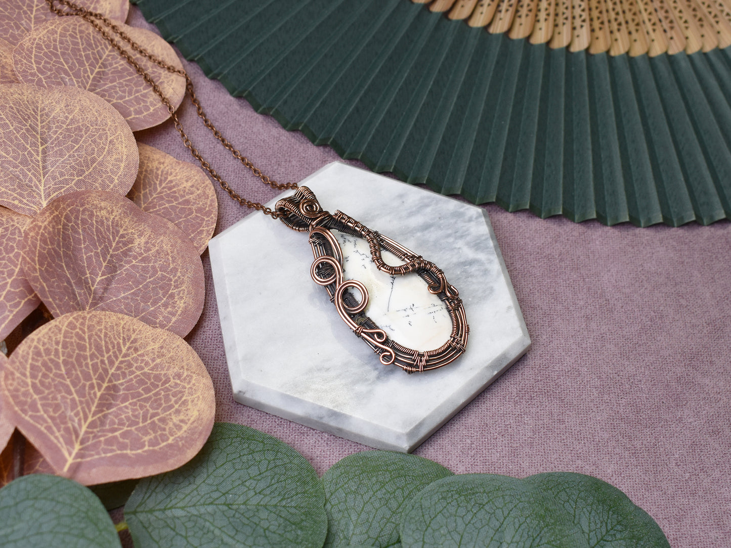 Miedziany wisiorek wire wrapping z opalem dendrytowym Spirit Of Copper