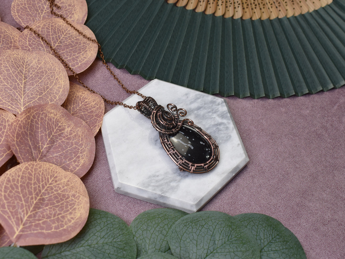 Miedziany wisiorek wire wrapping z obsydianem śnieżnym Spirit Of Copper