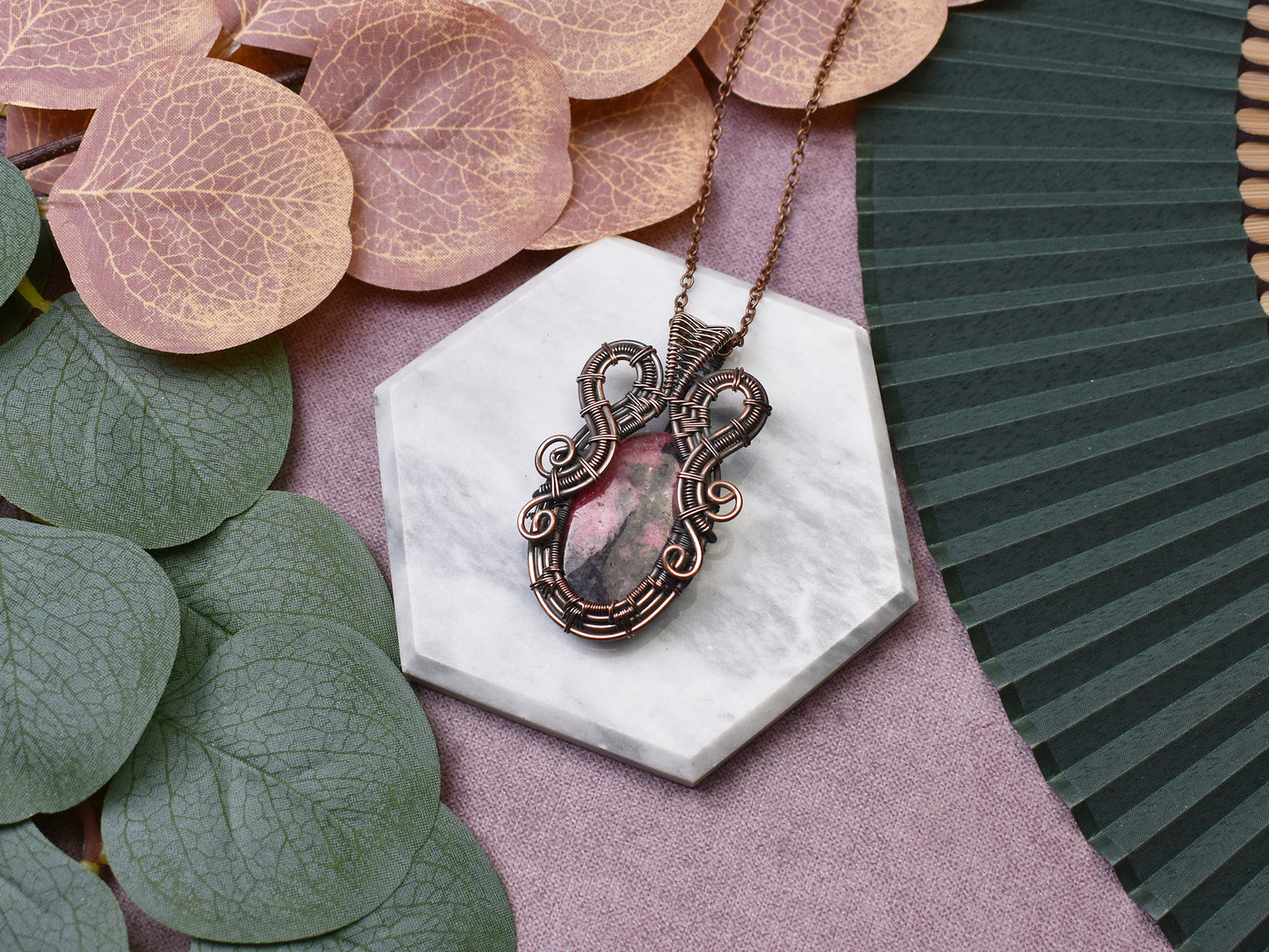 Miedziany wisiorek wire wrapping z rodonitem Spirit Of Copper