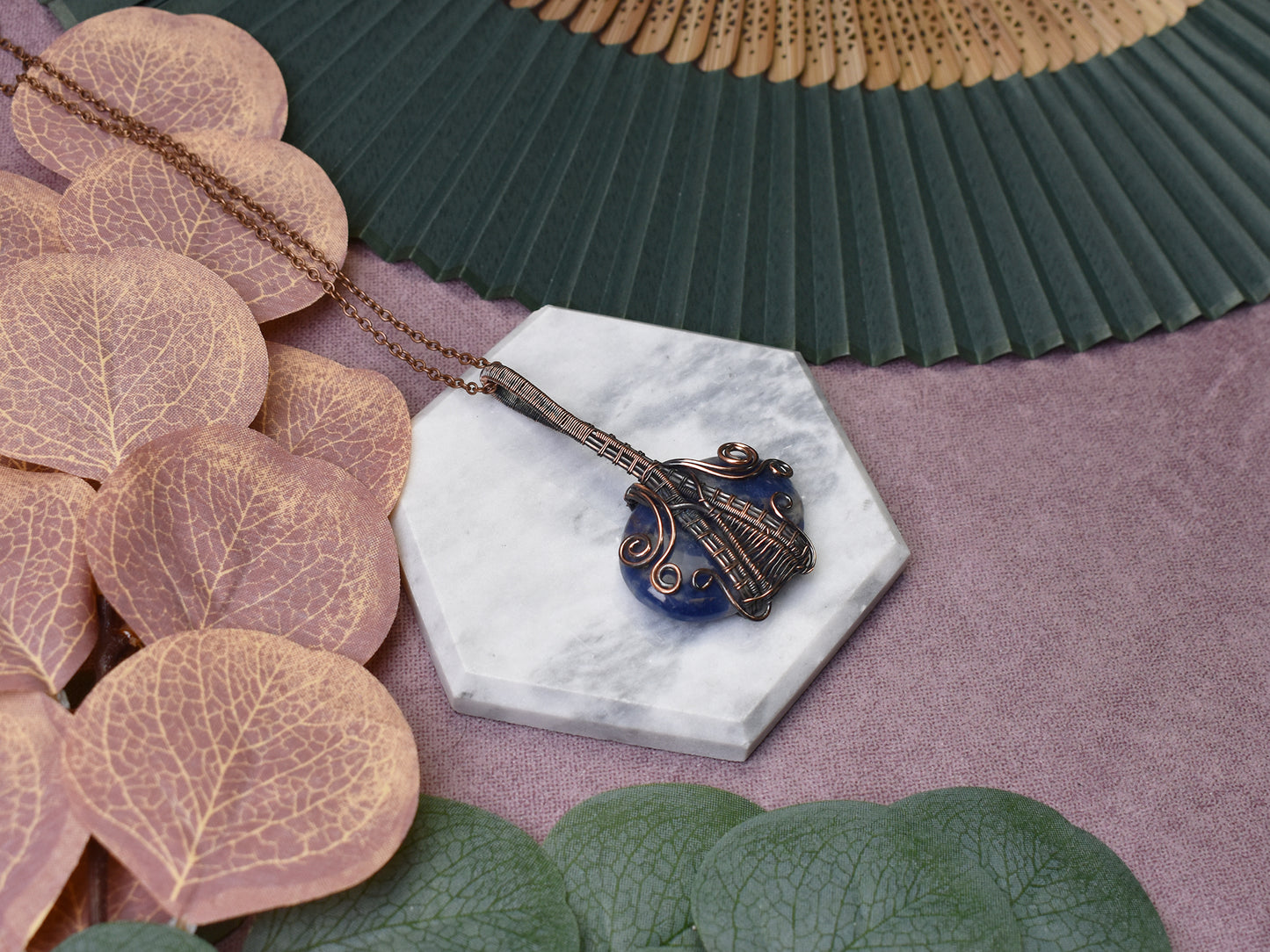 Miedziany wisiorek wire wrapping z sodalitem Spirit Of Copper