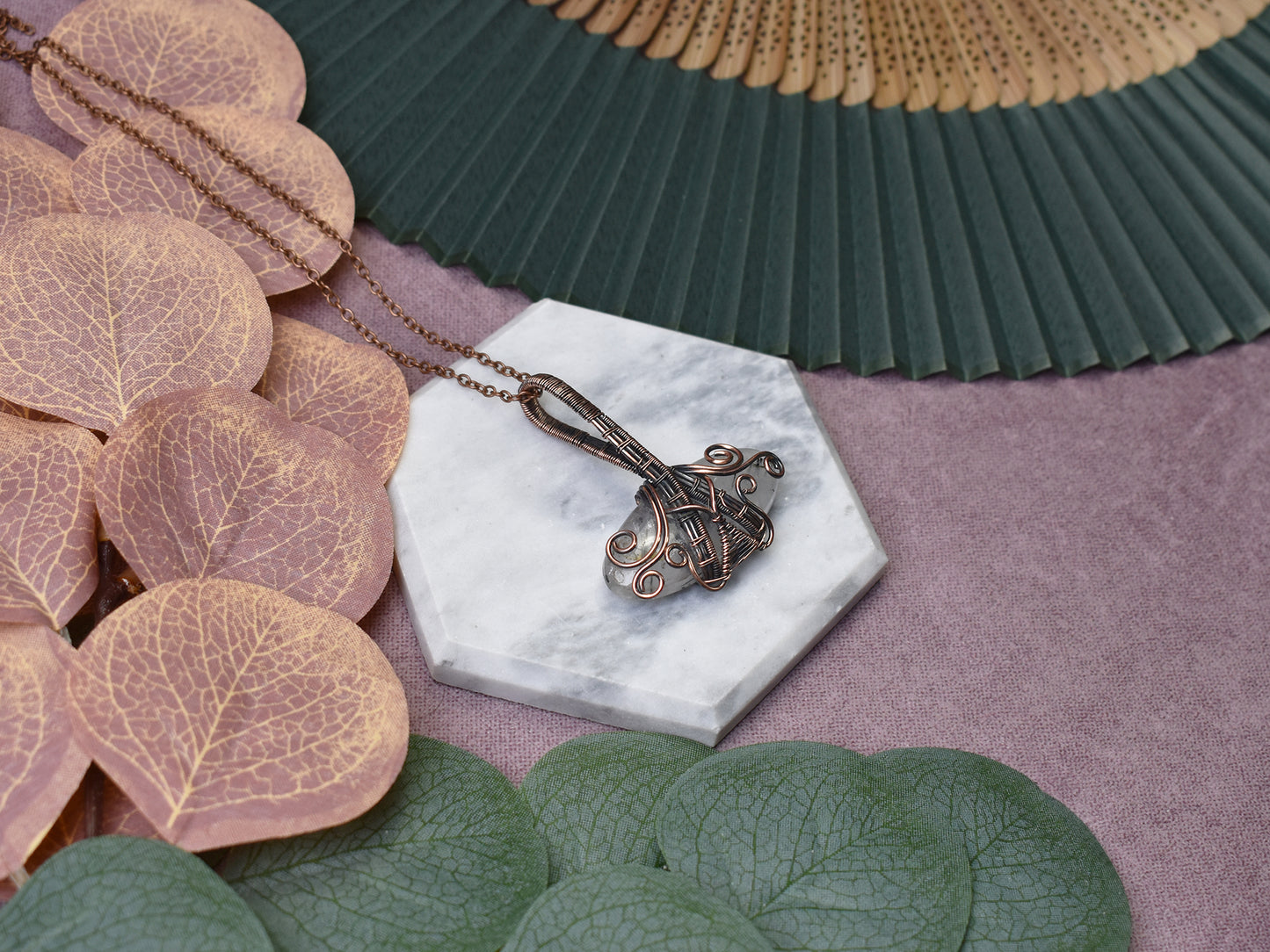 Miedziany wisiorek wire wrapping z kwarcem z rutylem Spirit Of Copper