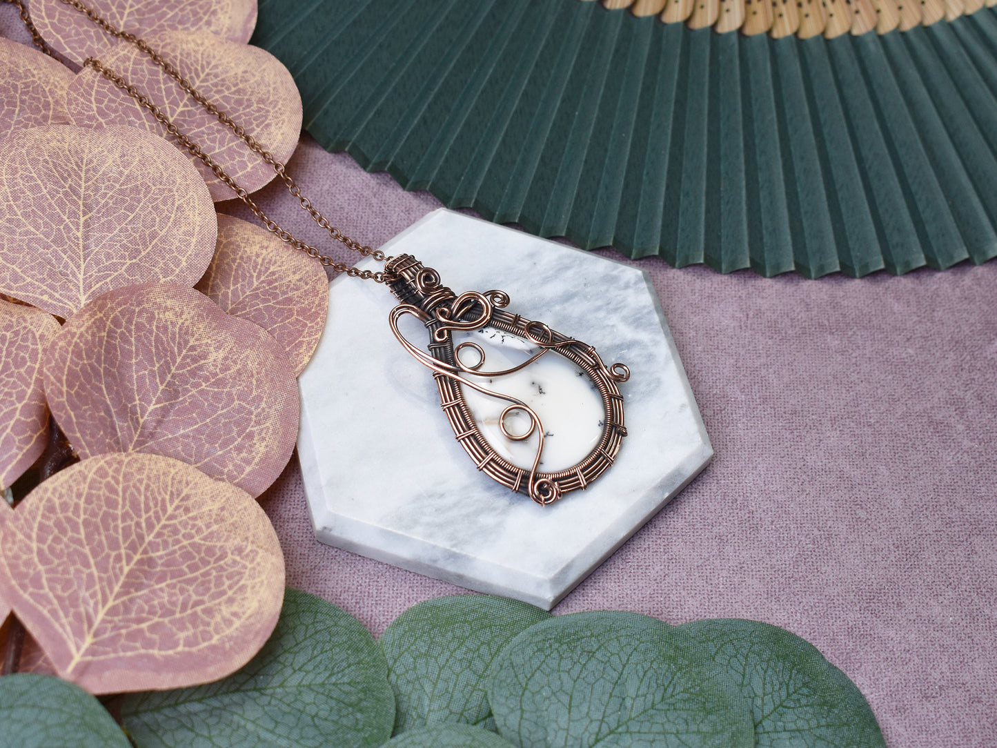 Miedziany wisiorek wire wrapping z opalem dendrytowym Spirit Of Copper