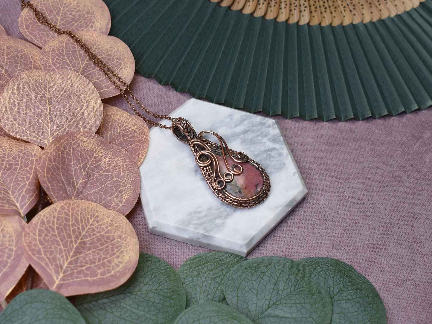 Miedziany wisiorek wire wrapping z rodonitem Spirit Of Copper