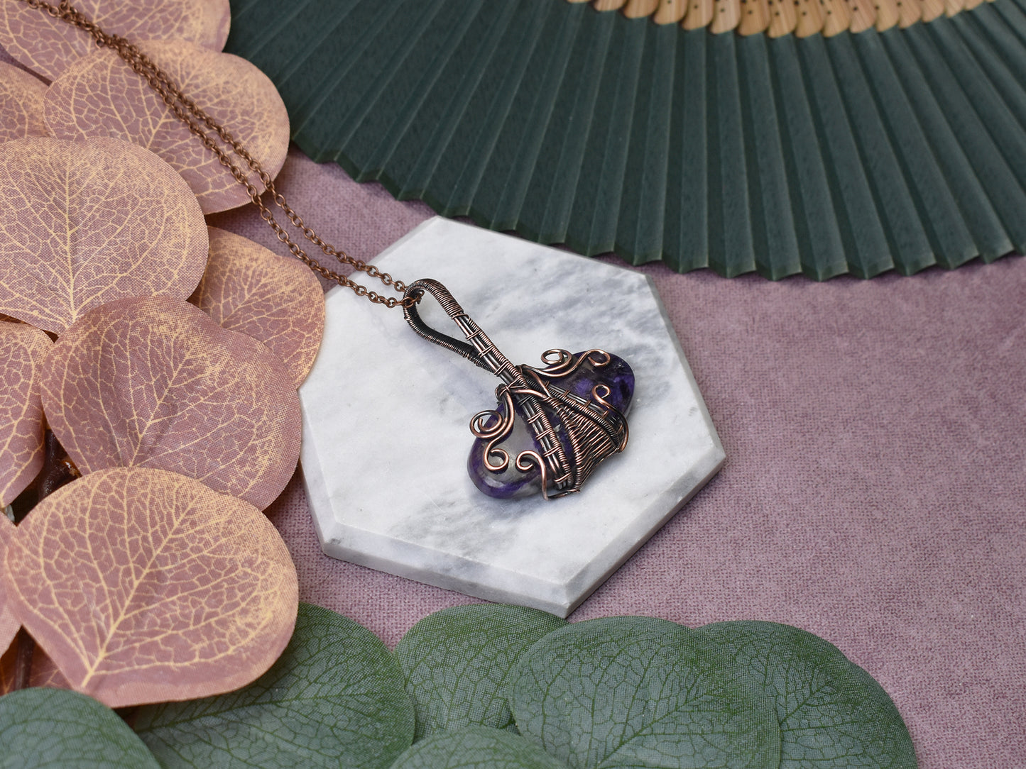 Miedziany wisiorek wire wrapping z czaroitem Spirit Of Copper
