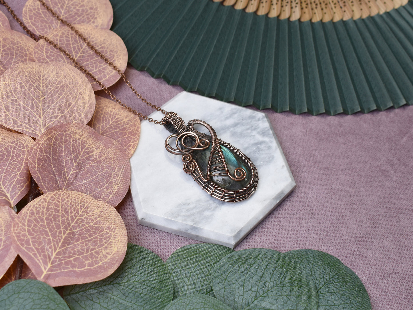 Miedziany wisiorek wire wrapping z labradorytem Spirit Of Copper