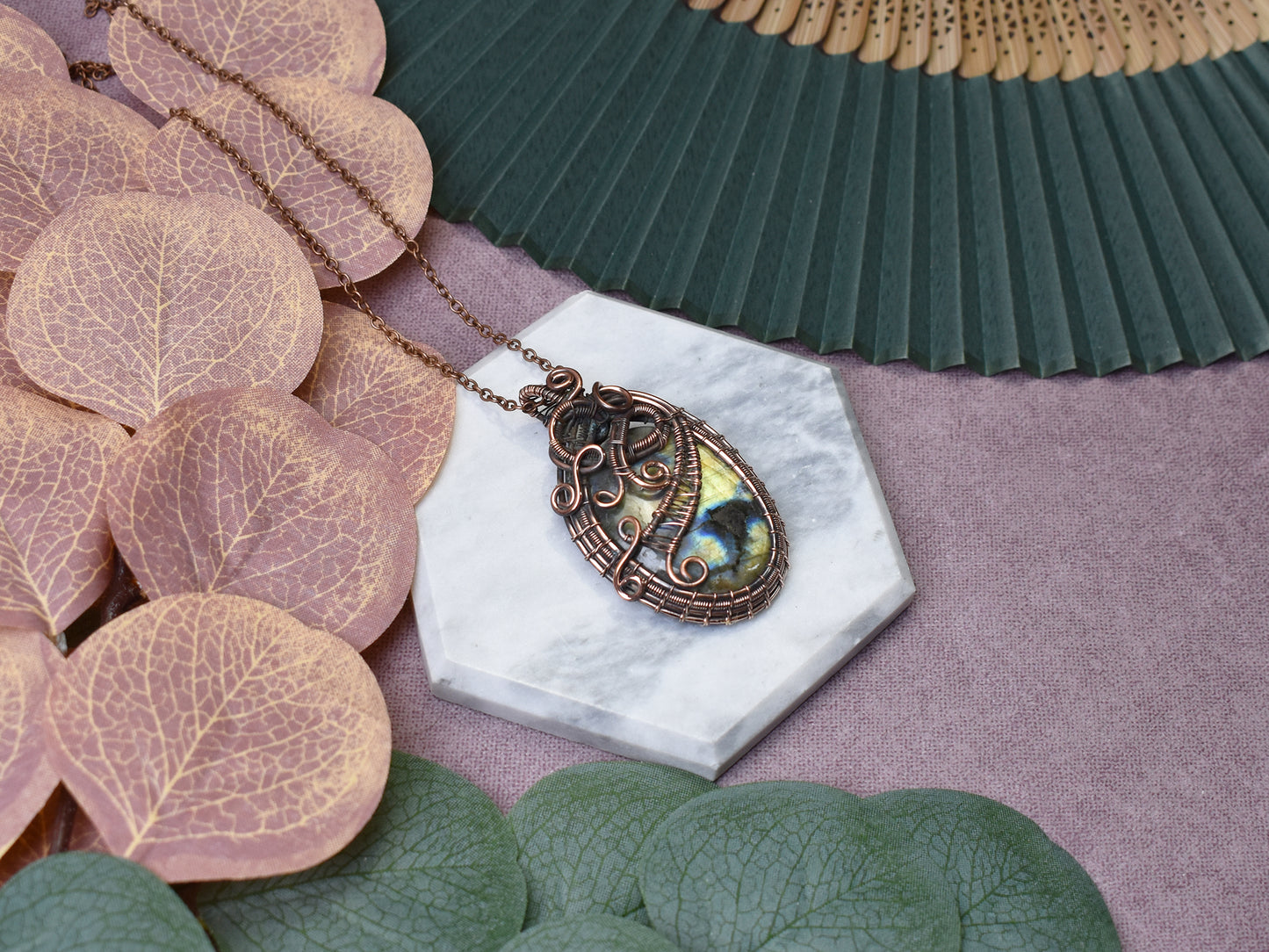 Miedziany wisiorek wire wrapping z labradorytem Spirit Of Copper