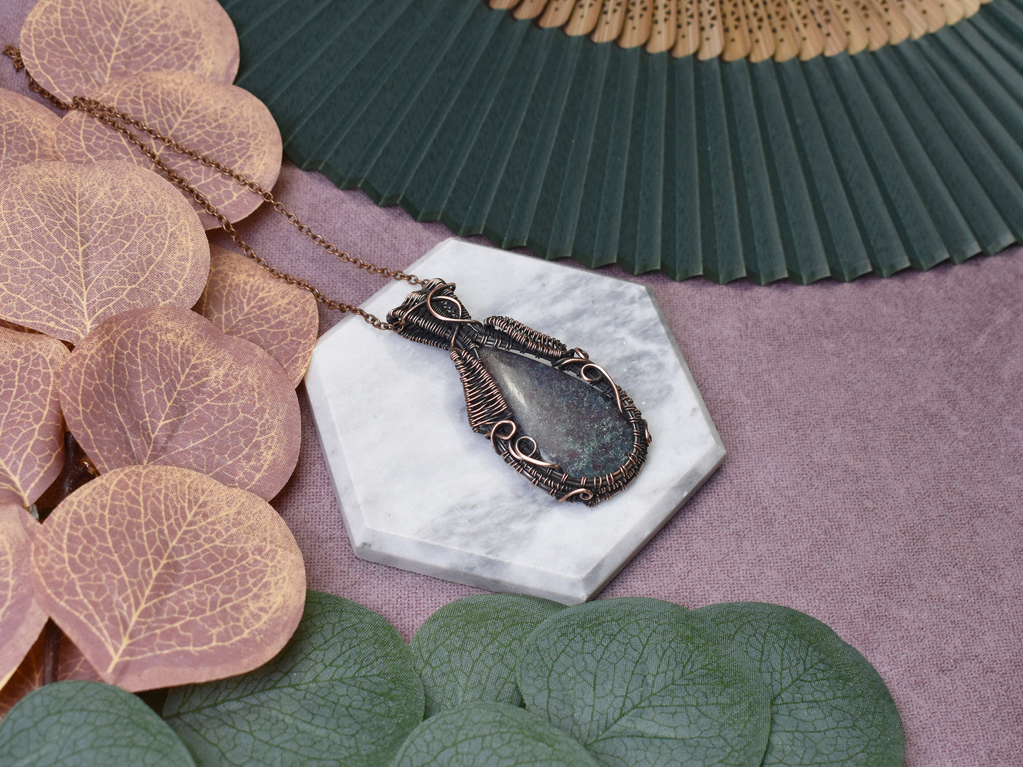 Miedziany wisiorek wire wrapping z edulitem Spirit Of Copper