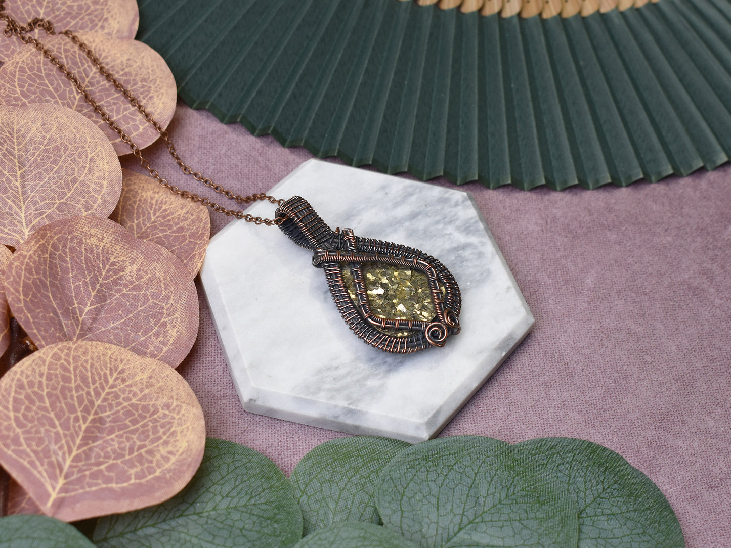 Miedziany wisiorek wire wrapping z pirytem Spirit Of Copper
