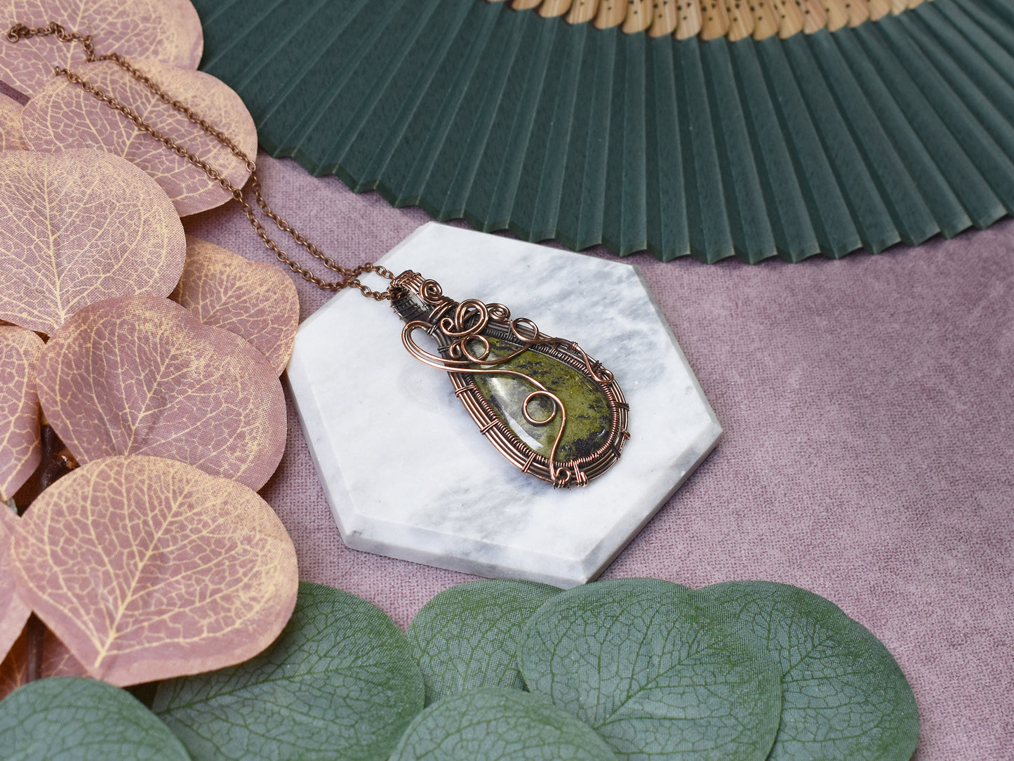 Miedziany wisiorek wire wrapping z zielonym jaspisem Spirit Of Copper
