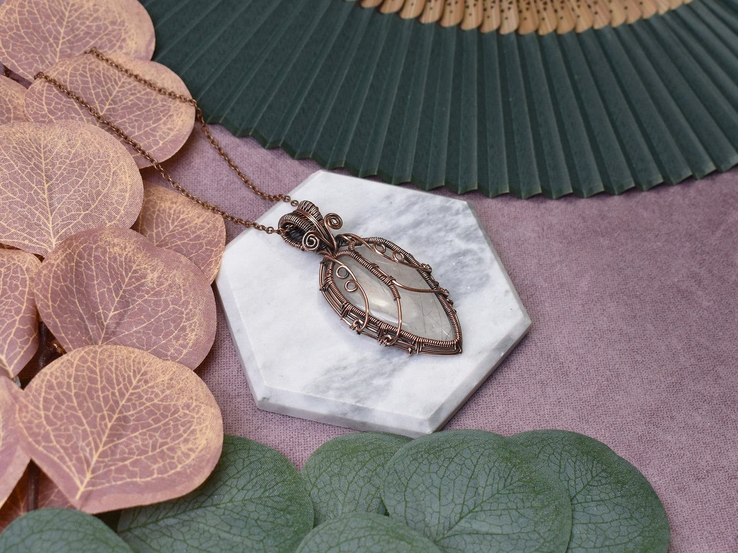 Miedziany wisiorek wire wrapping z kwarcem z rutylem Spirit Of Copper