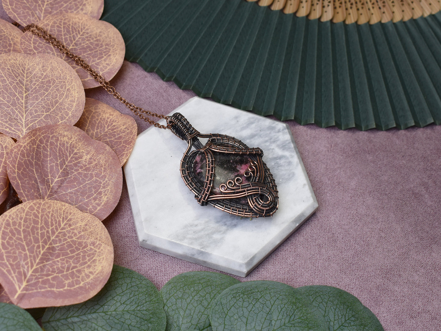 Miedziany wisiorek wire wrapping z rodonitem Spirit Of Copper